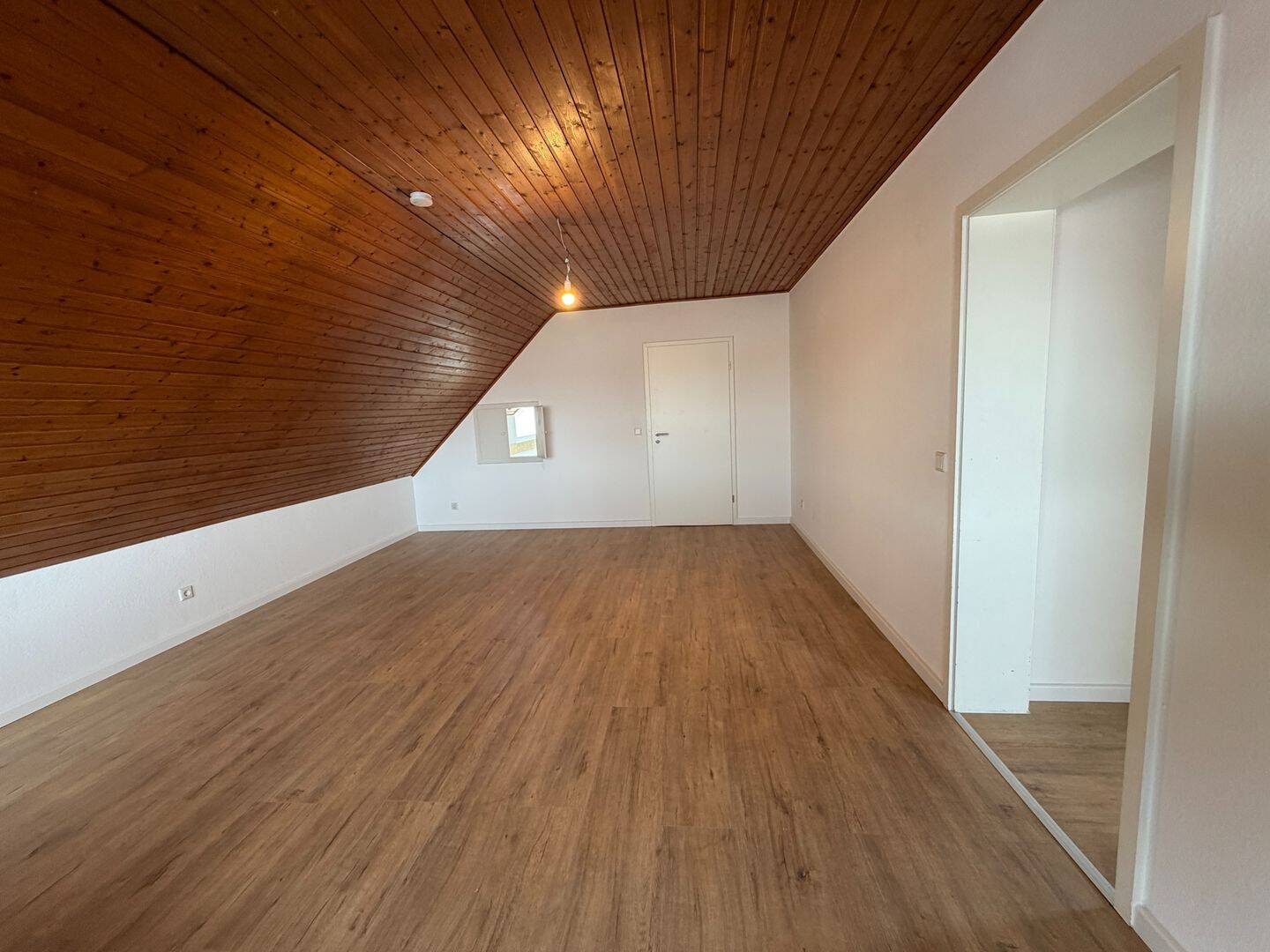 Frisch renovierte 3-Zimmer-Dachgeschosswohnung, 61130 Nidderau