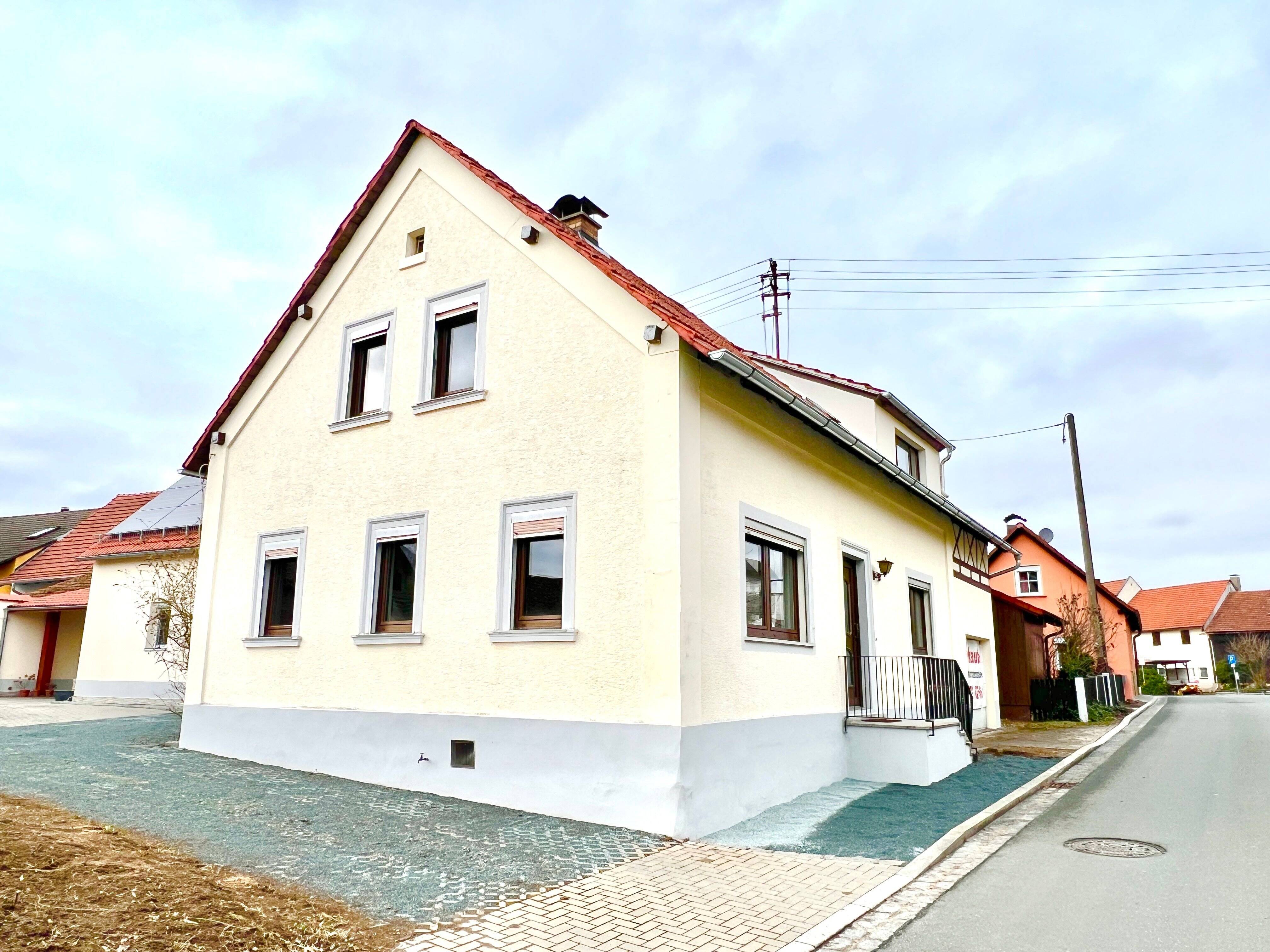 sofort bezugsfähiges 7 Zimmer EFH, 144qm Wfl. + viel Stauraum, geschützte Terrasse, Stellplätze, kleine Garage, extra Gartengrundstück, provisionsfrei, 96123 Litzendorf