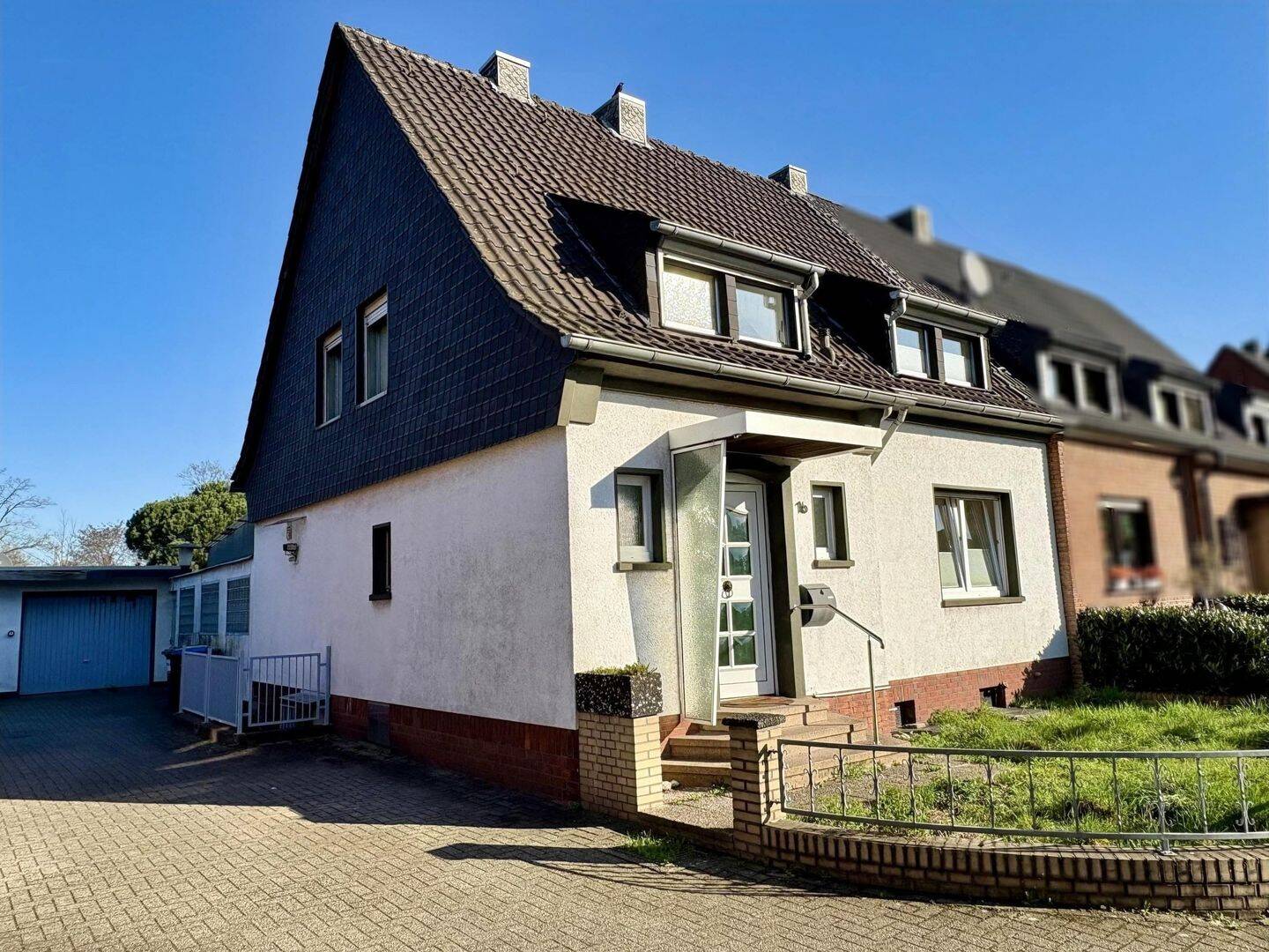 Doppelhaushälfte mit tollem Grundstück in beliebter Lage in Moers-Eick, 47445 Moers