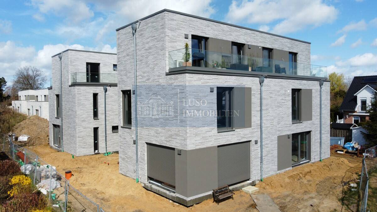 Luxuriöser Wohnkomfort trifft Nachhaltigkeit – Moderne DHH in Wedel, 22559 Hamburg (Altona Rissen)