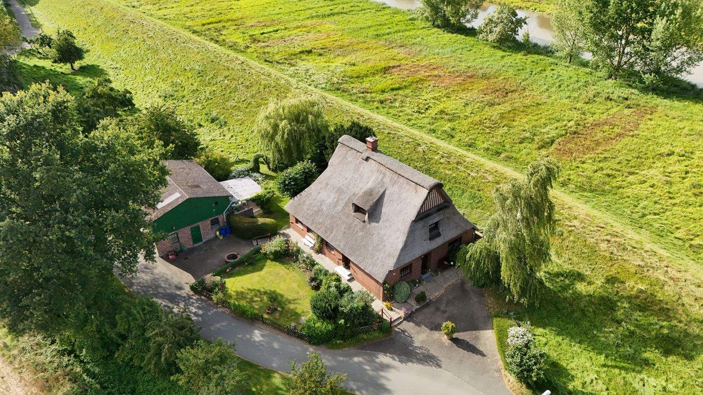 Traumhaftes Reetdachhaus am Wasser – großes Grundstück + Scheune, 25436 Groß Nordende