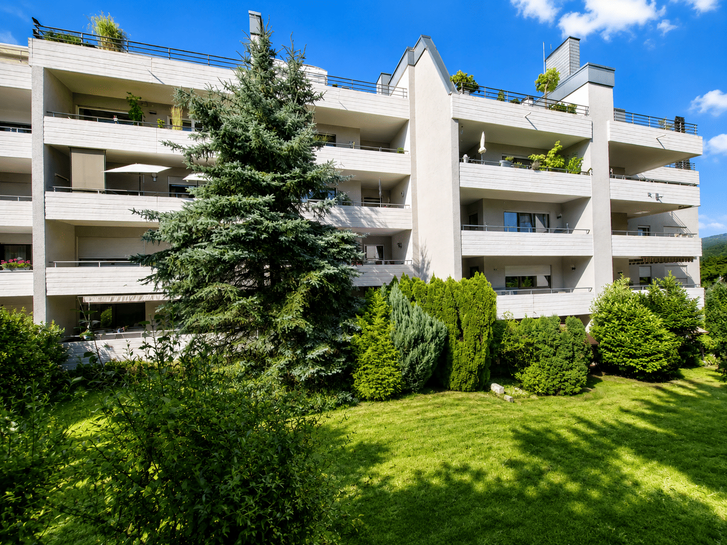 Moderne 3-Zimmer Wohnung mit 2 Balkonen, Garage, Kellerraum und Gartennutzung in ruhiger Wohnlage, 73433 Aalen