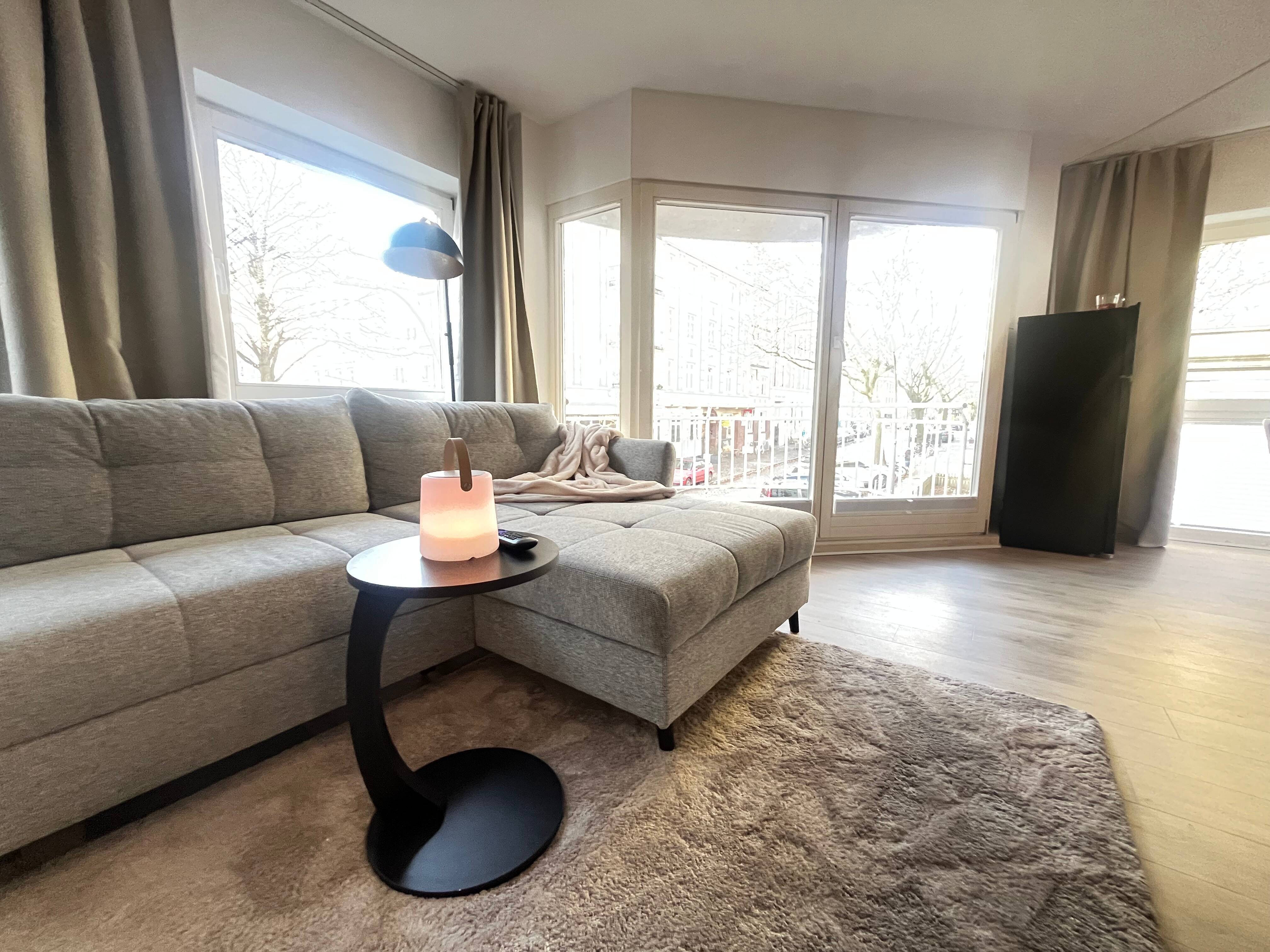 Hamburg: Zur Kurzzeitvermietung-Neu renovierte 2-Zimmer-Wohnung mit Balkon und Fahrstuhl in Alsternähe, 22085 Hamburg (Hamburg-Nord Barmbek-Süd Uhlenhorst)