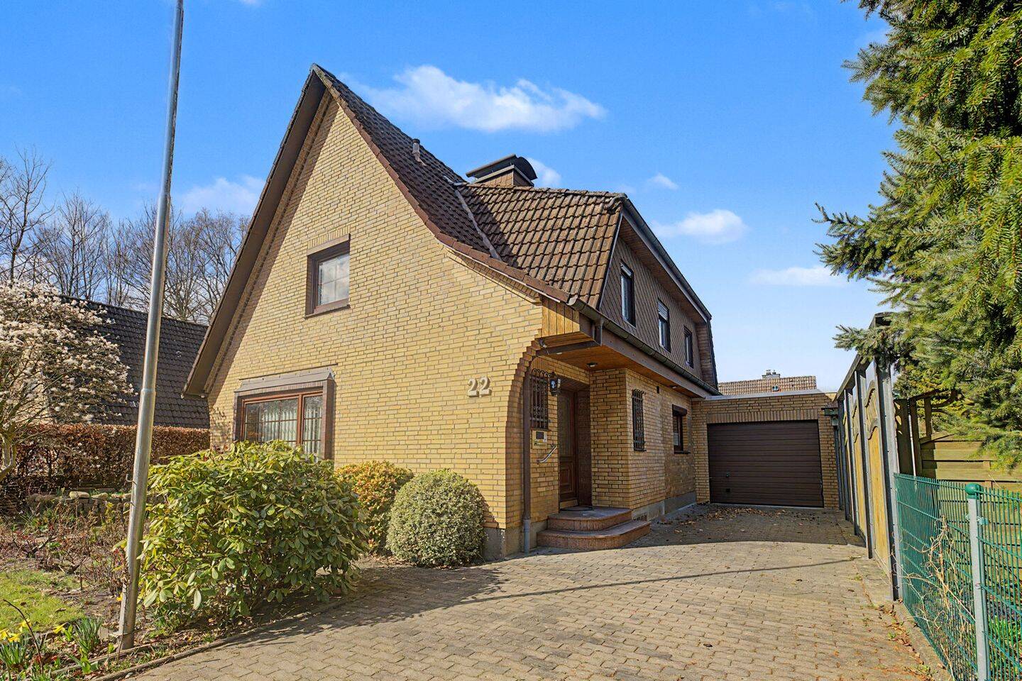 RESERVIERT – Geräumiges Ein-/Zweifamilienhaus mit Potenzial in zentrumsnaher Lage, 25746 Heide