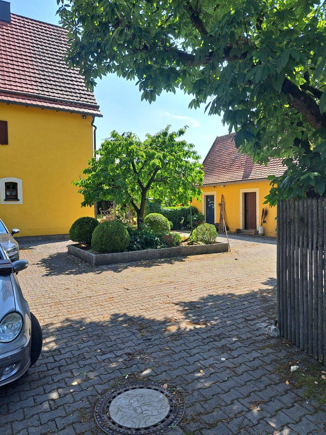 Historisches Jagdhaus mit besonderem Charme – traumhaftes Gartengrundstück – Carport und Garage, 90602 Pyrbaum