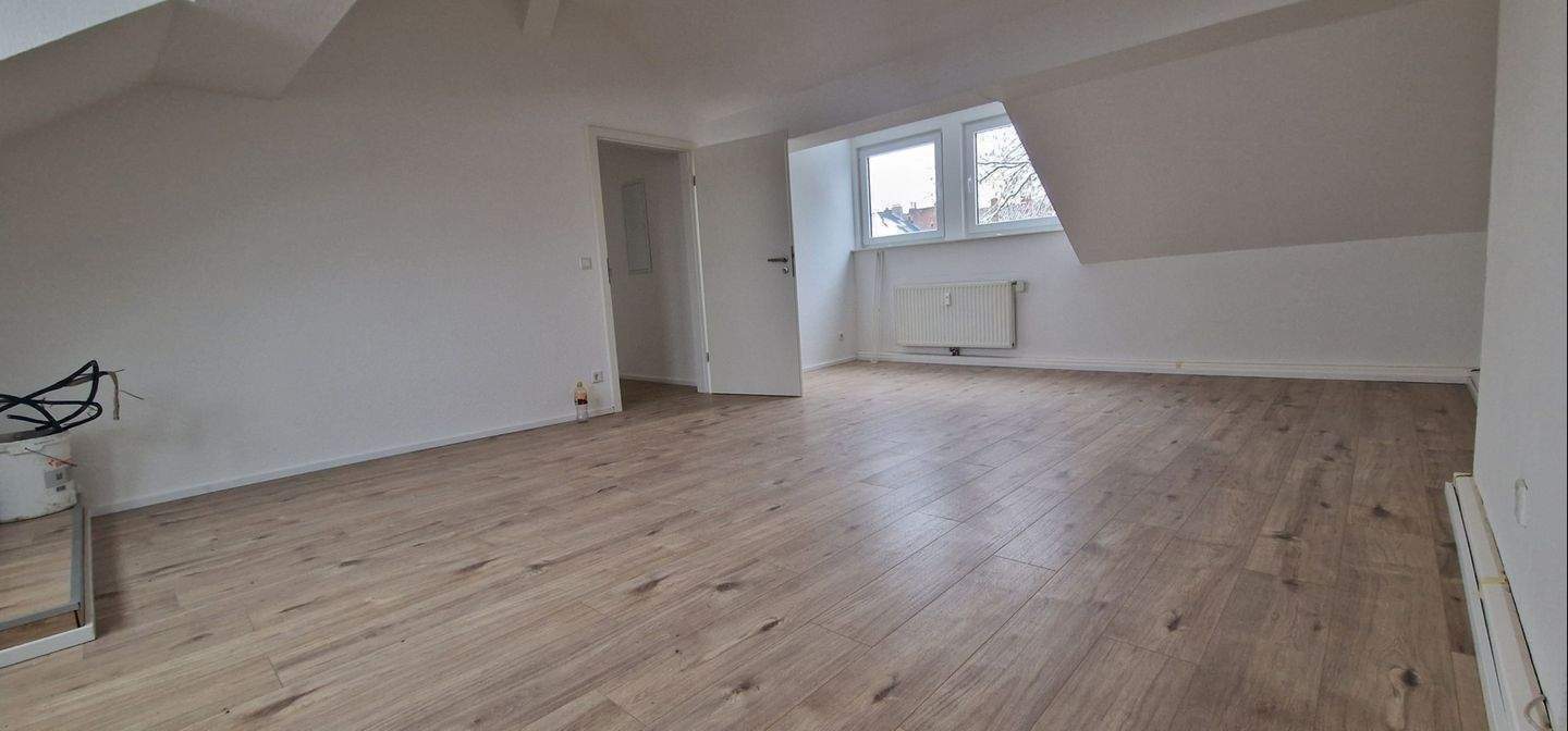 Erstbezug nach Sanierung, 2 1/2 Zimmer Dachgeschosswohnung in der City in gepflegtem Objekt, 46236 Bottrop (Stadtmitte)