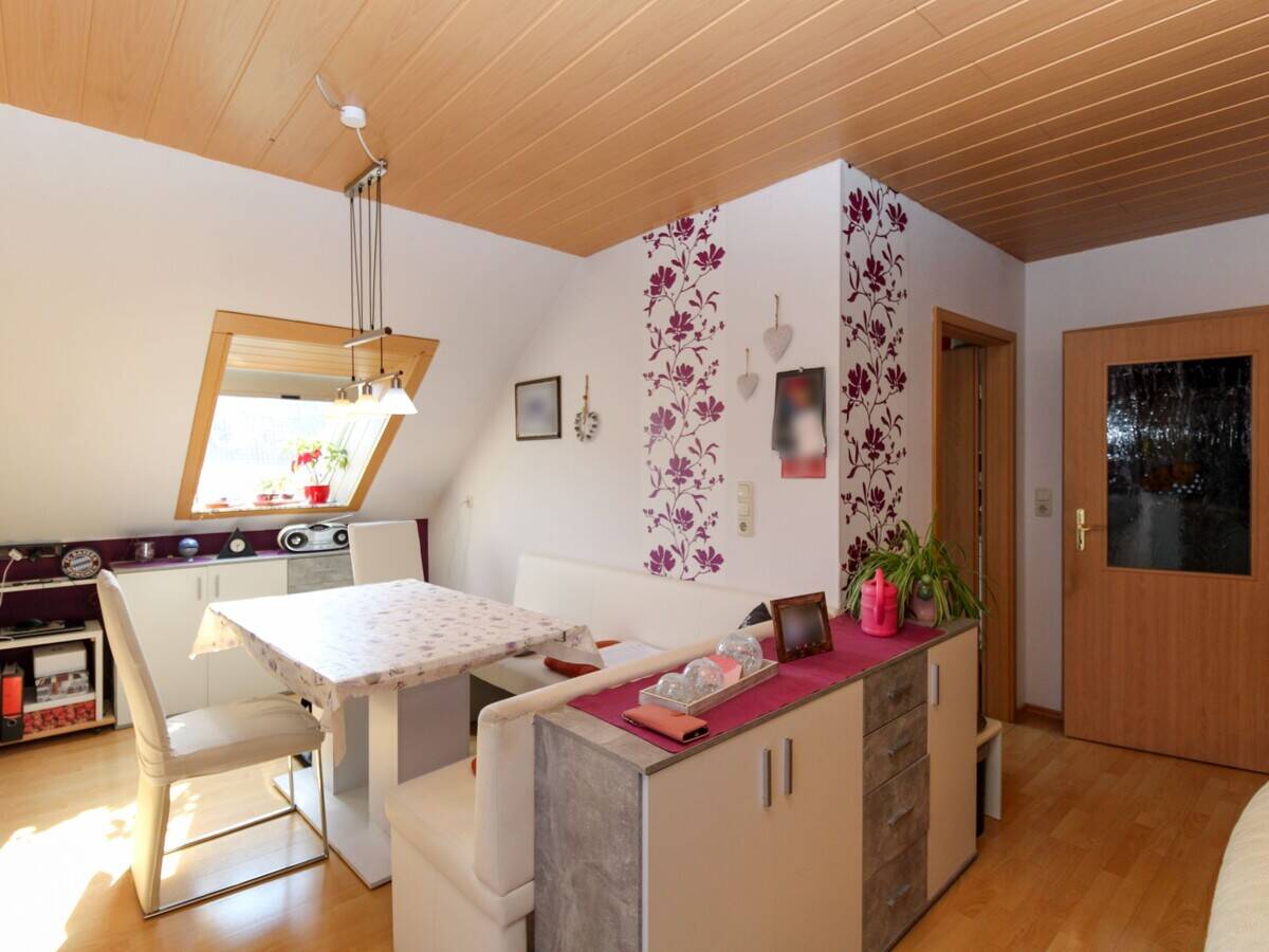 Gemütliche Dachgeschosswohnung mit Balkon in ruhiger Lage von Schlitz-Niederstoll, 36110 Schlitz