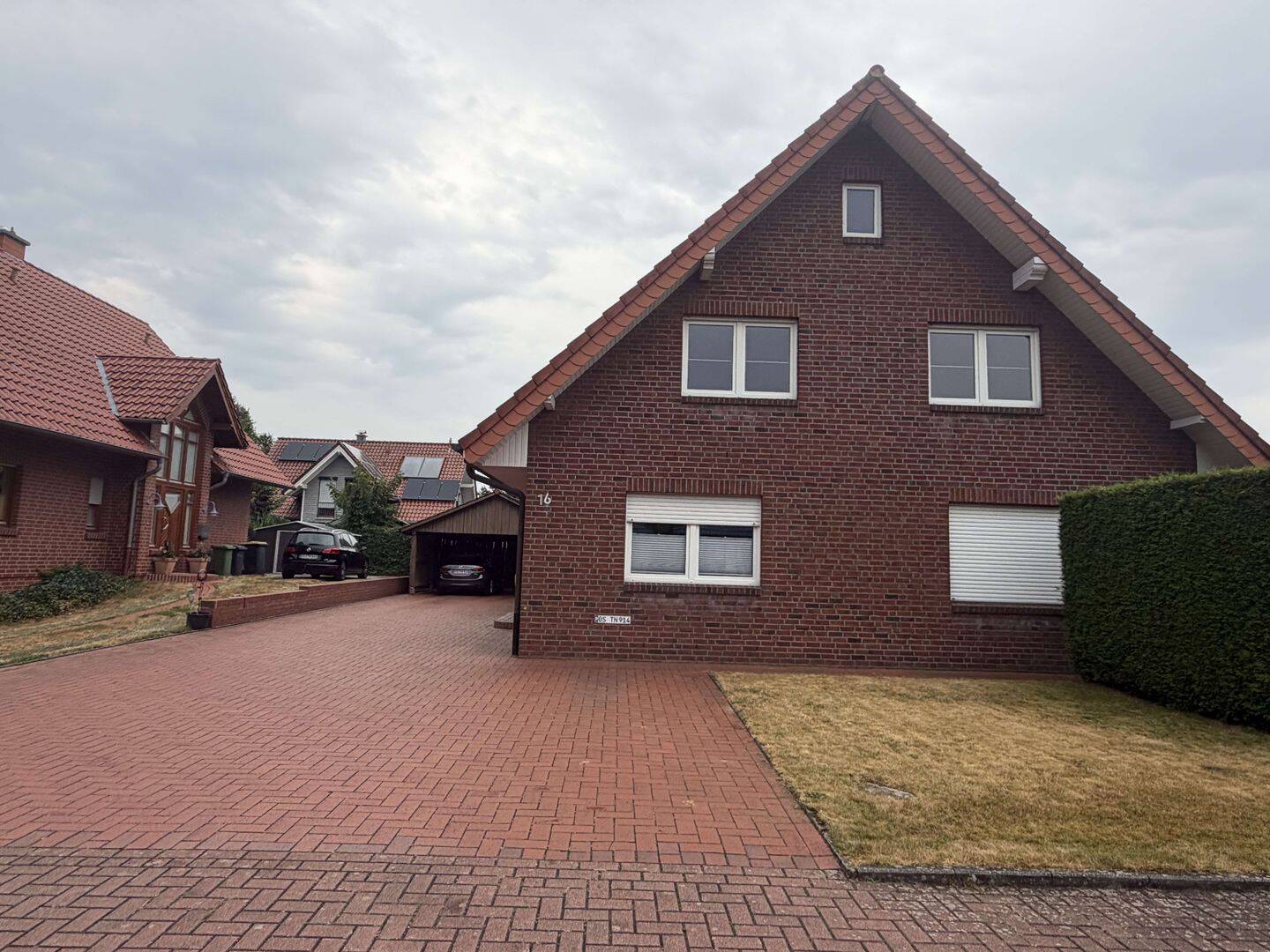 Sehr helle und attraktive 4-Zimmer-Dachgeschosswohnung im Zweifamilienhaus mit Einbauküche, Carport und Stellplatz – 49584 Fürstenau – Vorschaubild 3