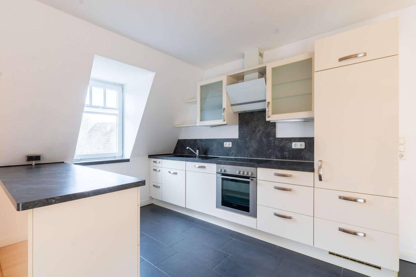 Exklusive 3-Zimmer-Obergeschosswohnung mit sonnigem Südbalkon und Carport, Obj. 10136 – 26160 Bad Zwischenahn – Vorschaubild 10