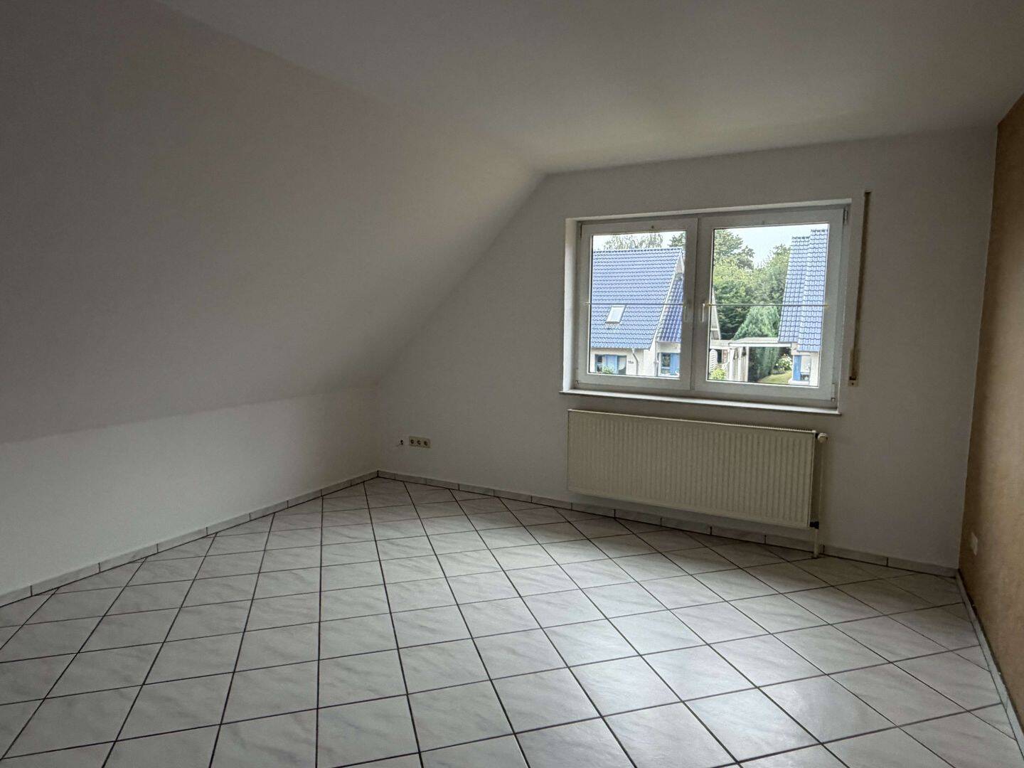 Sehr helle und attraktive 4-Zimmer-Dachgeschosswohnung im Zweifamilienhaus mit Einbauküche, Carport und Stellplatz – 49584 Fürstenau – Vorschaubild 6