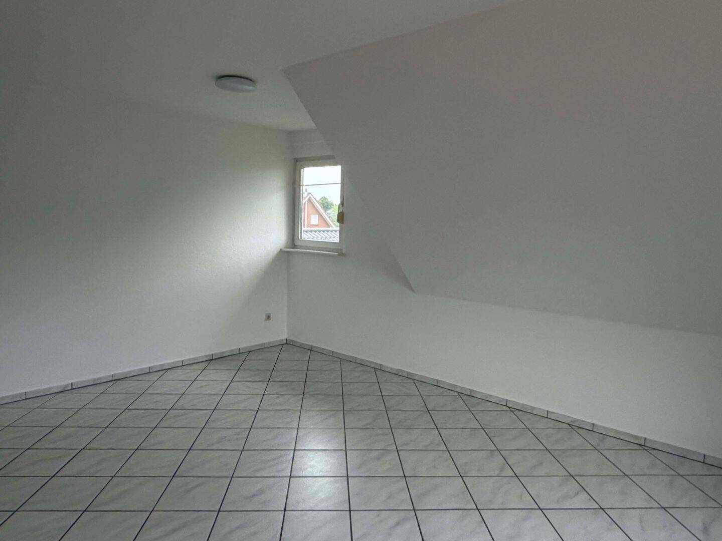 Sehr helle und attraktive 4-Zimmer-Dachgeschosswohnung im Zweifamilienhaus mit Einbauküche, Carport und Stellplatz – 49584 Fürstenau – Vorschaubild 7
