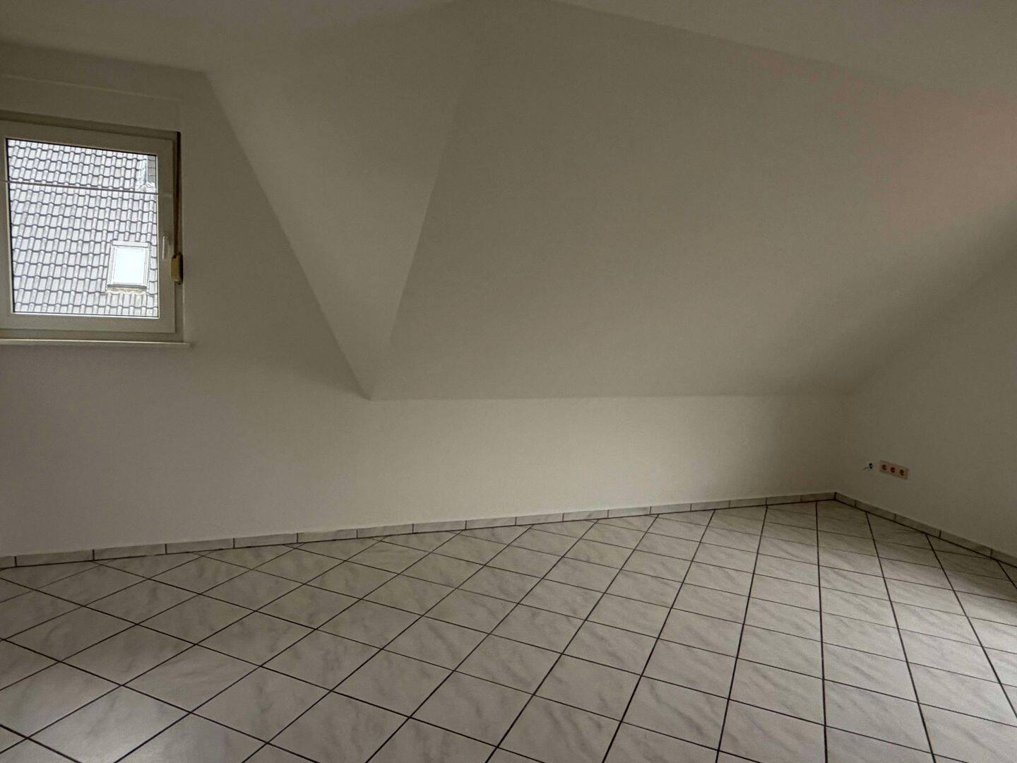 Sehr helle und attraktive 4-Zimmer-Dachgeschosswohnung im Zweifamilienhaus mit Einbauküche, Carport und Stellplatz – 49584 Fürstenau – Vorschaubild 8