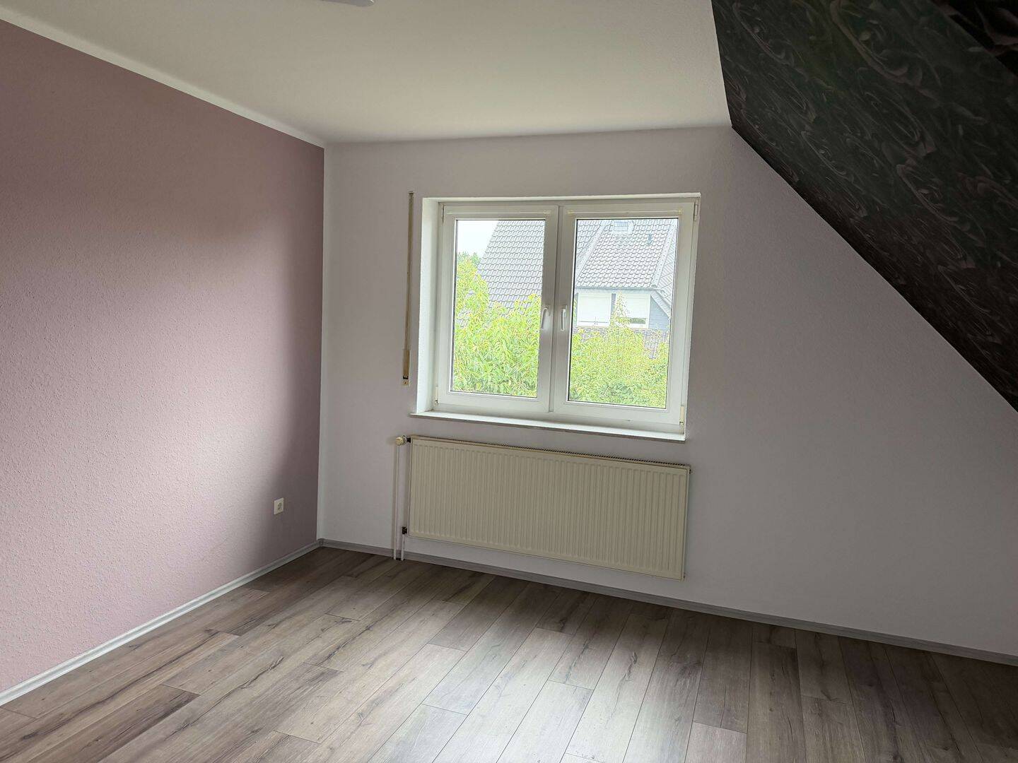 Sehr helle und attraktive 4-Zimmer-Dachgeschosswohnung im Zweifamilienhaus mit Einbauküche, Carport und Stellplatz – 49584 Fürstenau – Vorschaubild 10