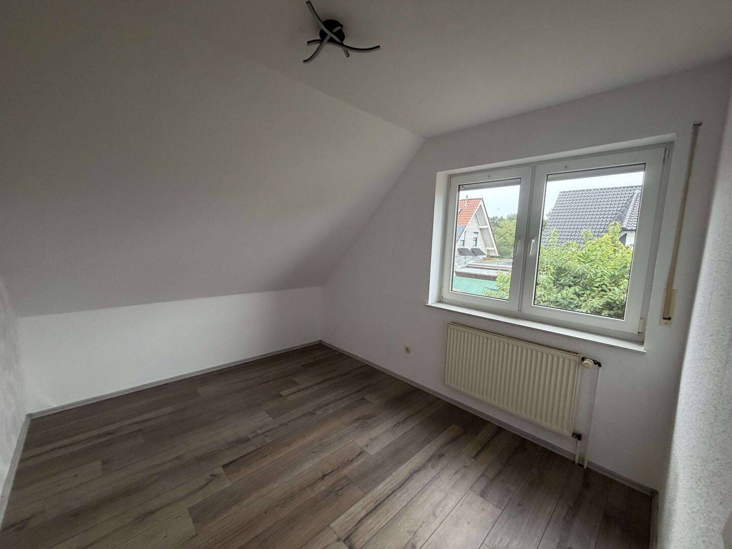 Sehr helle und attraktive 4-Zimmer-Dachgeschosswohnung im Zweifamilienhaus mit Einbauküche, Carport und Stellplatz – 49584 Fürstenau – Vorschaubild 11