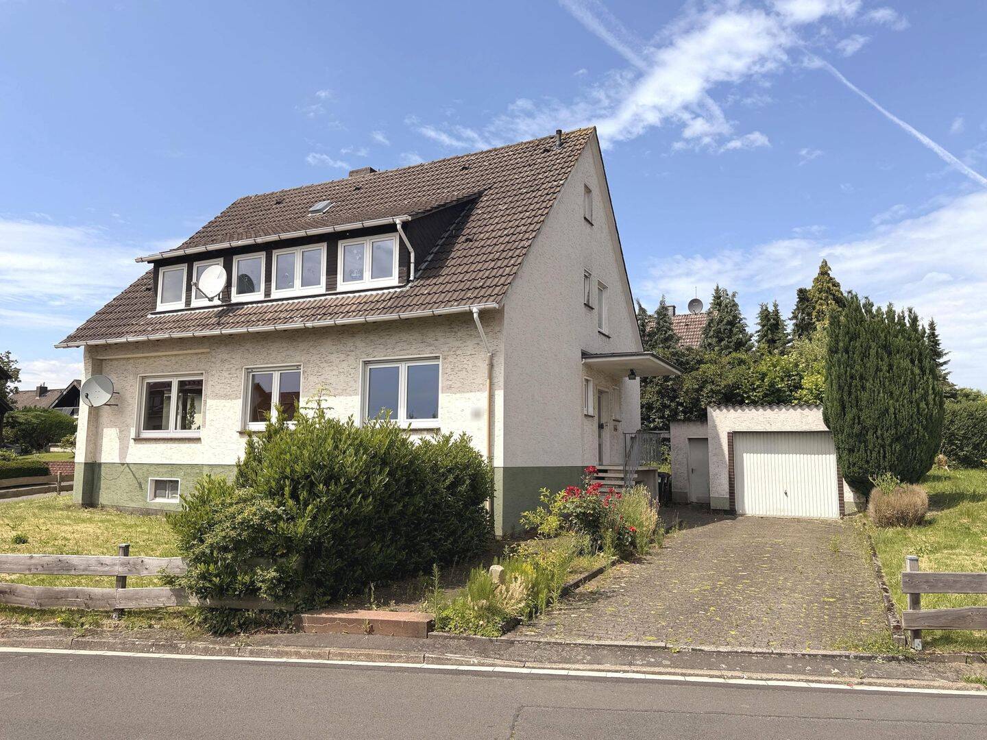 Großes Ein- bis Zweifamilienhaus in schöner Wohnlage von Immenhausen, 34376 Immenhausen