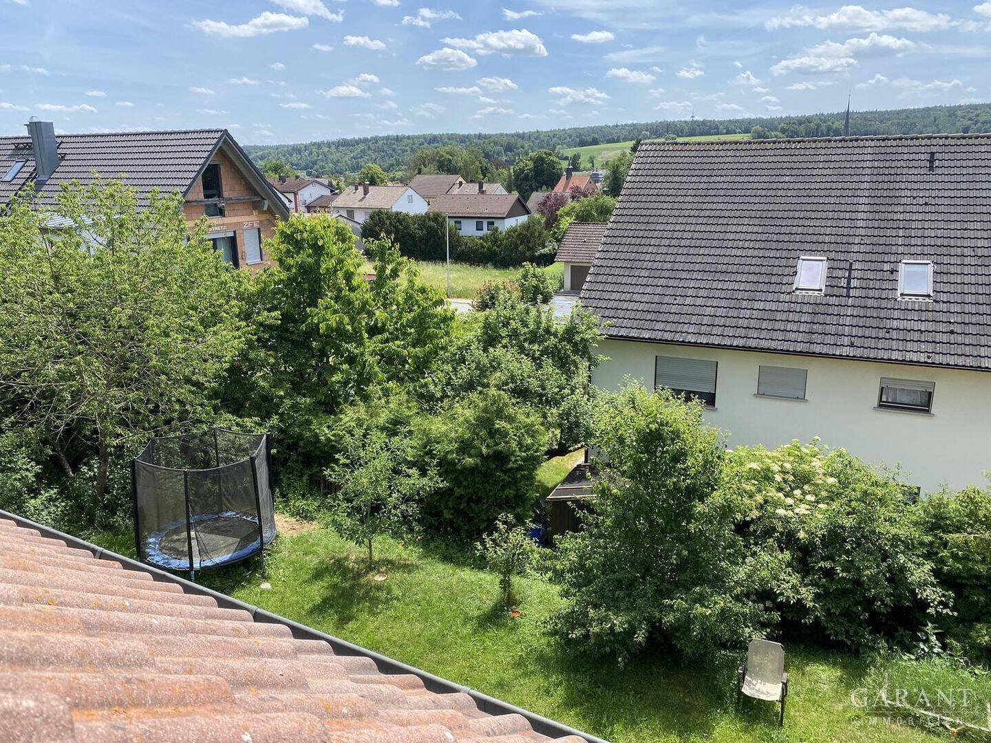 Großzügige versetzte Doppelhaushälfte mit Einliegerwohnung, Garten und Garage – in ruhiger Lage, 96154 Burgwindheim