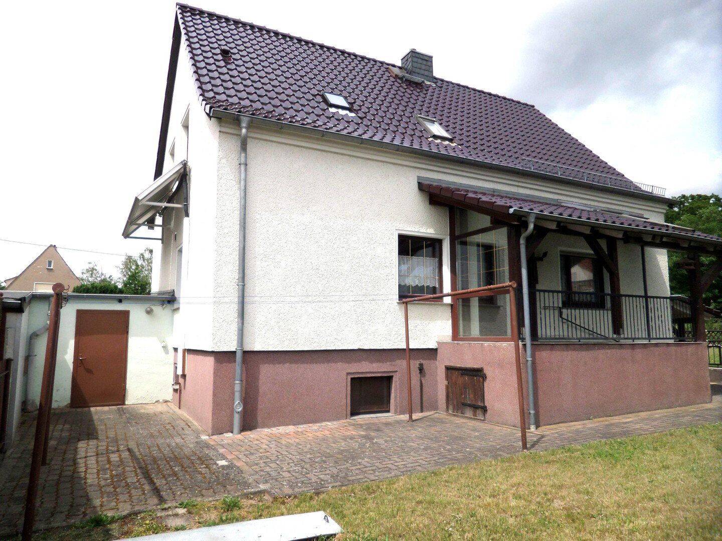 Unter 150.000 €: 131 m² Familienhaus mit 4 Schlafzimmern, 2 Bädern & 2 Garagen – provisionsfrei, 1979 Lauchhammer