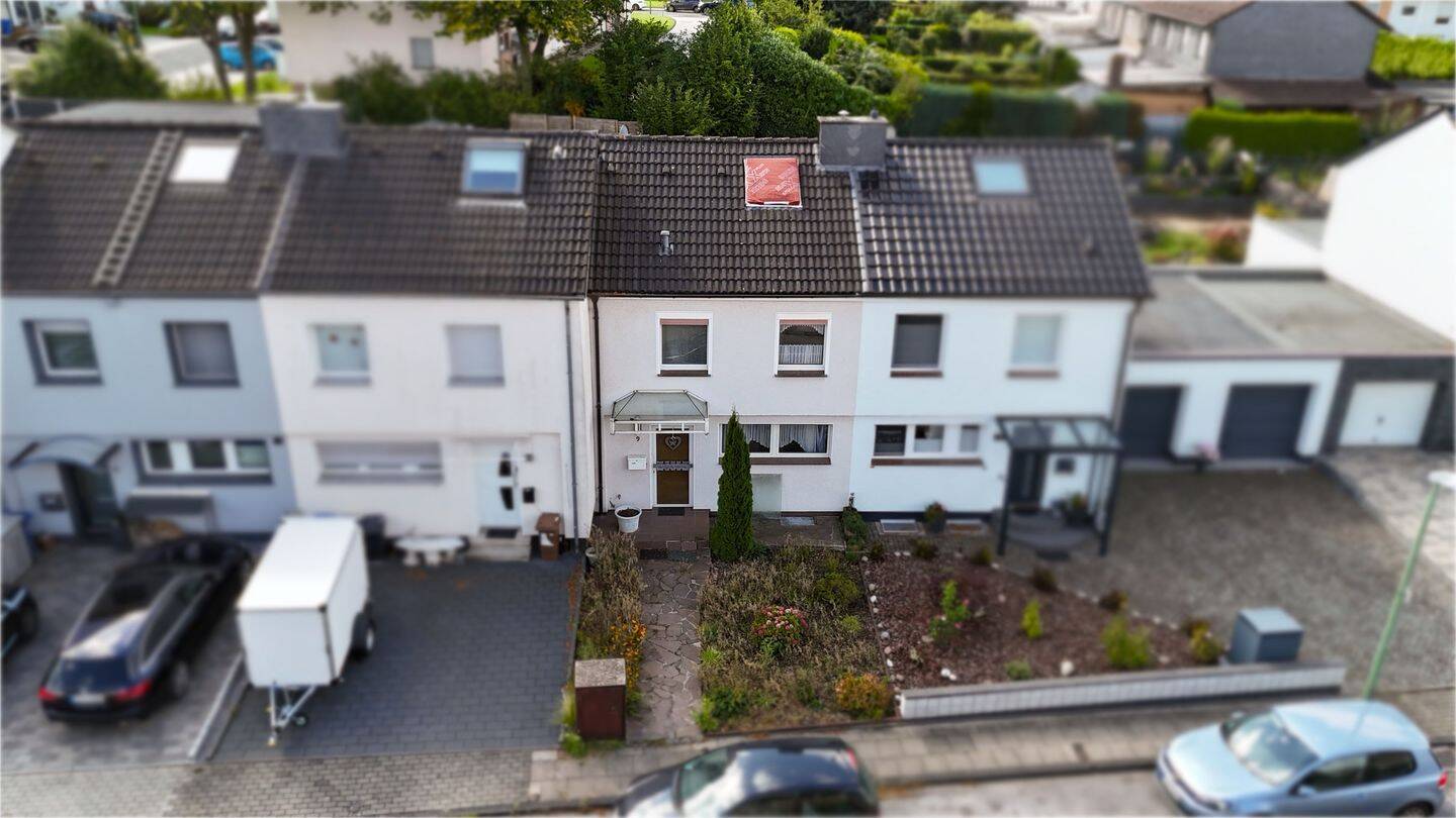 **Erfüllen Sie sich Ihren Traum vom Eigenheim – Sanierungsbedürftiges Reihenmittelhaus**, 45279 Essen (Freisenbruch Horst)