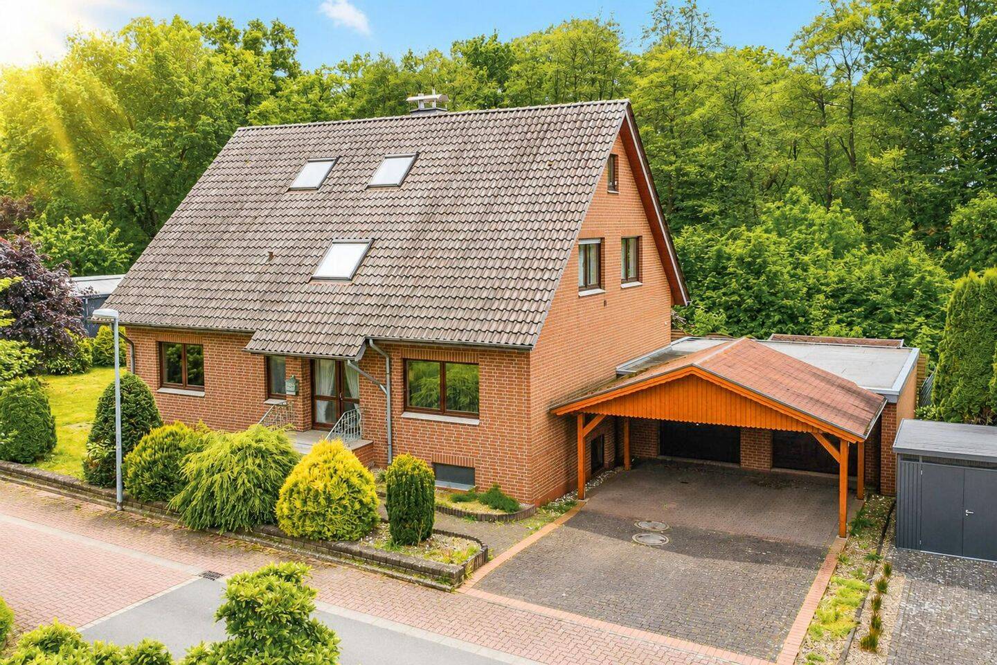 Großzügiges Wohnhaus mit ca. 300 m² Wohnfläche in bester Lage von Löhne – Doppelgarage & Carport, 32584 Löhne