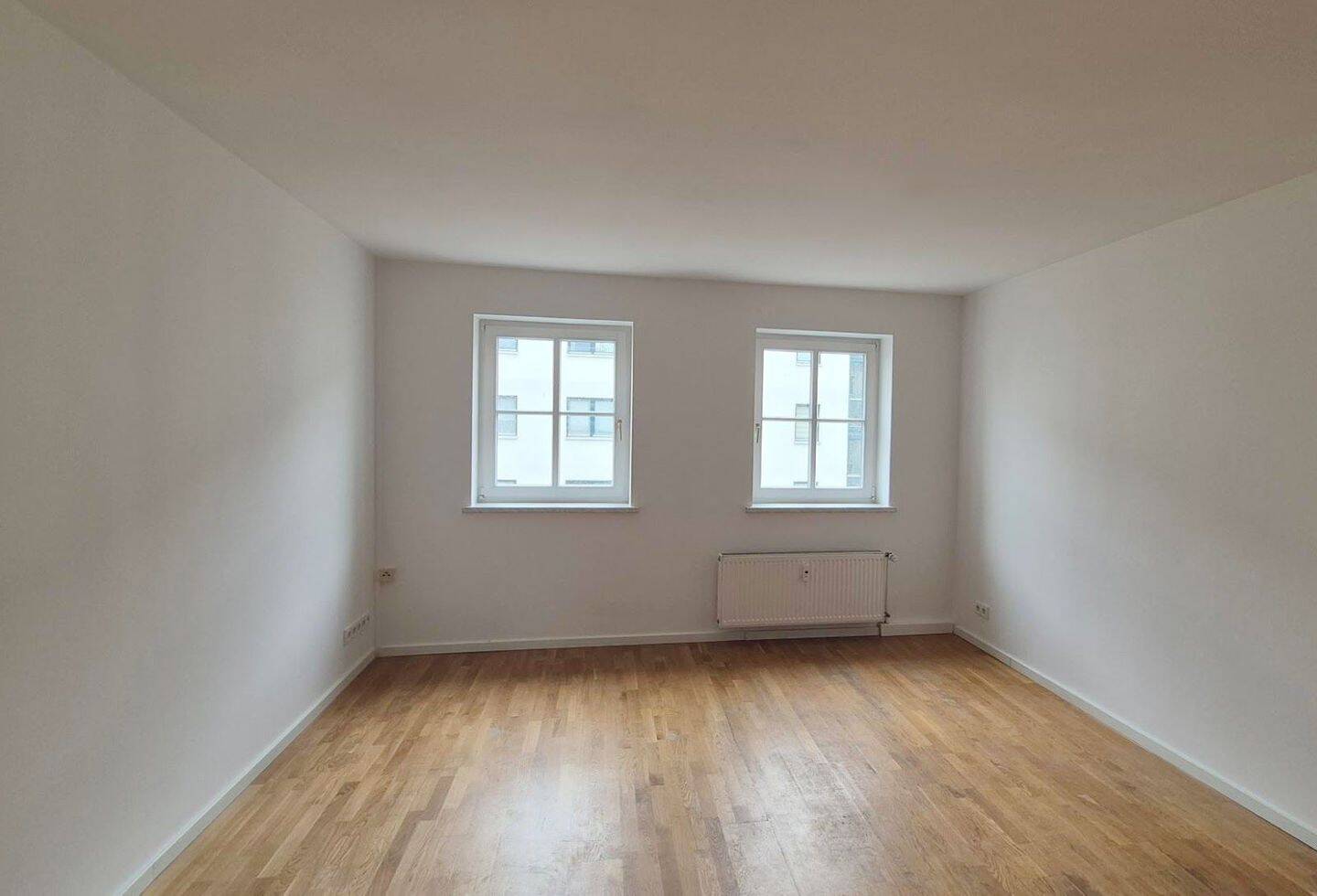 Hell & renoviert & gute Lage: 3-Zimmer-Wohnung mit Tageslichtbad, separate Küche mit Einbauküche – 18055 Rostock – Vorschaubild 3