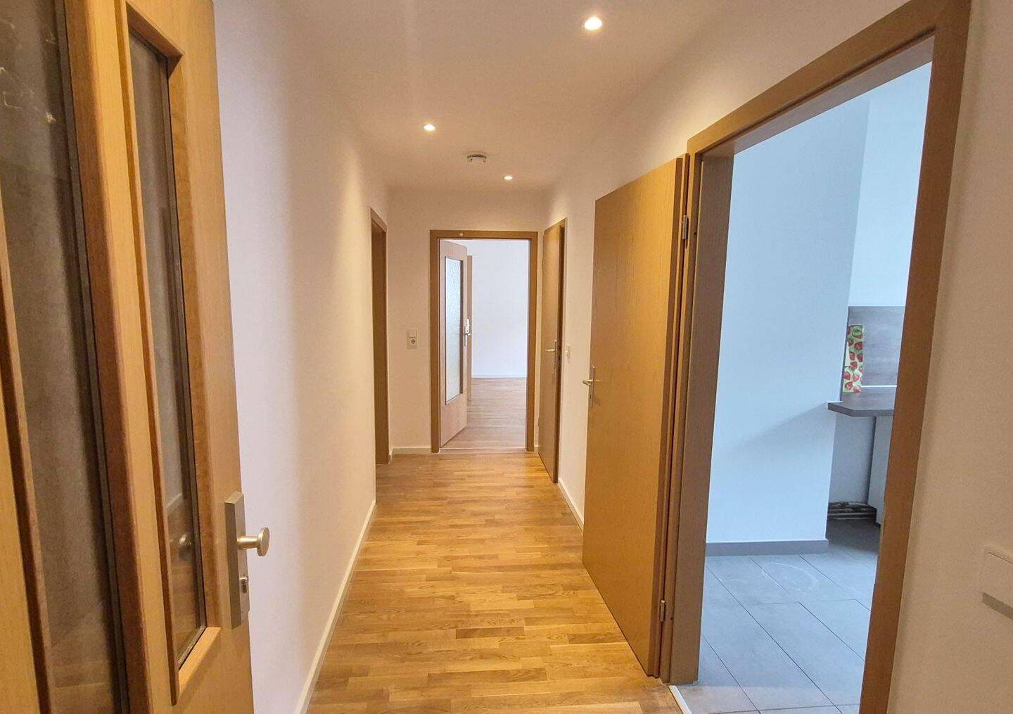 Hell & renoviert & gute Lage: 3-Zimmer-Wohnung mit Tageslichtbad, separate Küche mit Einbauküche – 18055 Rostock – Vorschaubild 6