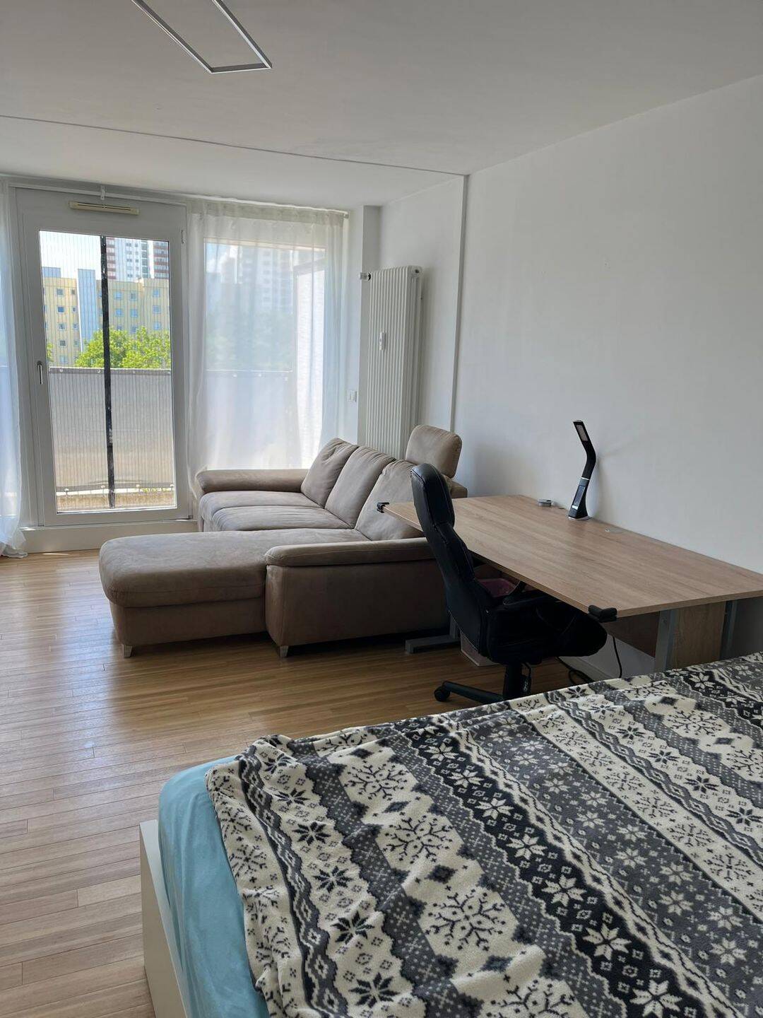 Zwischenmiete (7 Monate): Helles, möbliertes 1-Zimmer-Apartment mit Balkon (Nur für Studenten), 93051 Regensburg (Galgenberg Großprüfening-Dechbetten-Königswiesen Kumpfmühl-Ziegetsdorf-Neuprüll)