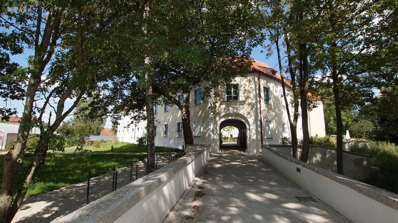 Herrliche 3 Zimmer-Wohnung mit 2 Terrassen im Schloss Geltolfing, 94330 Aiterhofen