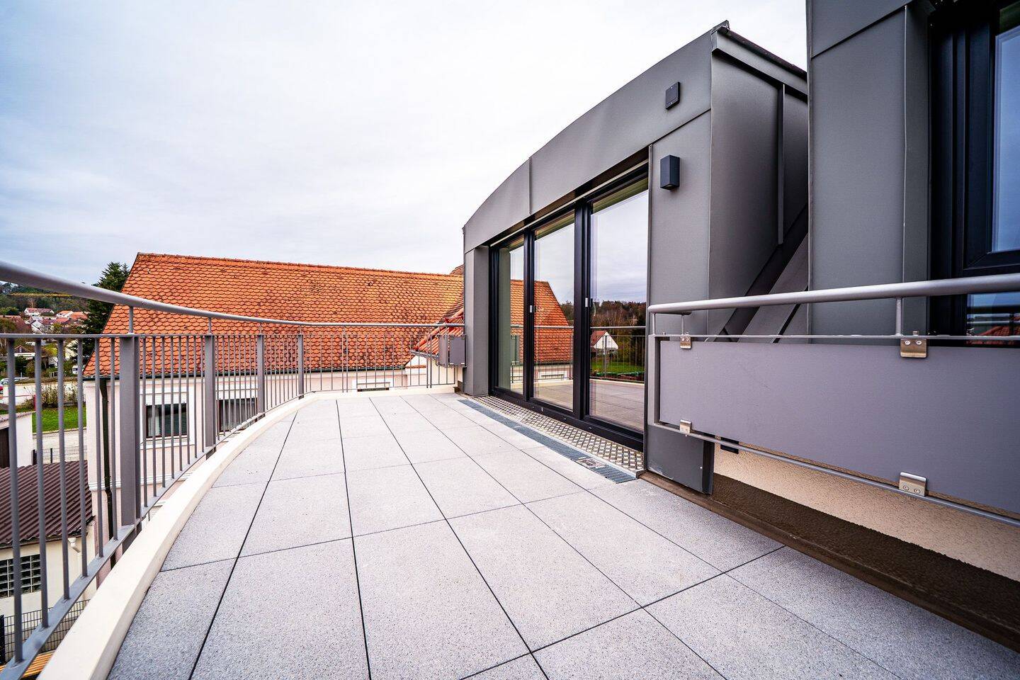 ++ Zweitbezug ++ inkl. 2 TG-Stellplätze | DG 4,5-Zi.-Whg. mit XXL-Balkon, 86424 Dinkelscherben