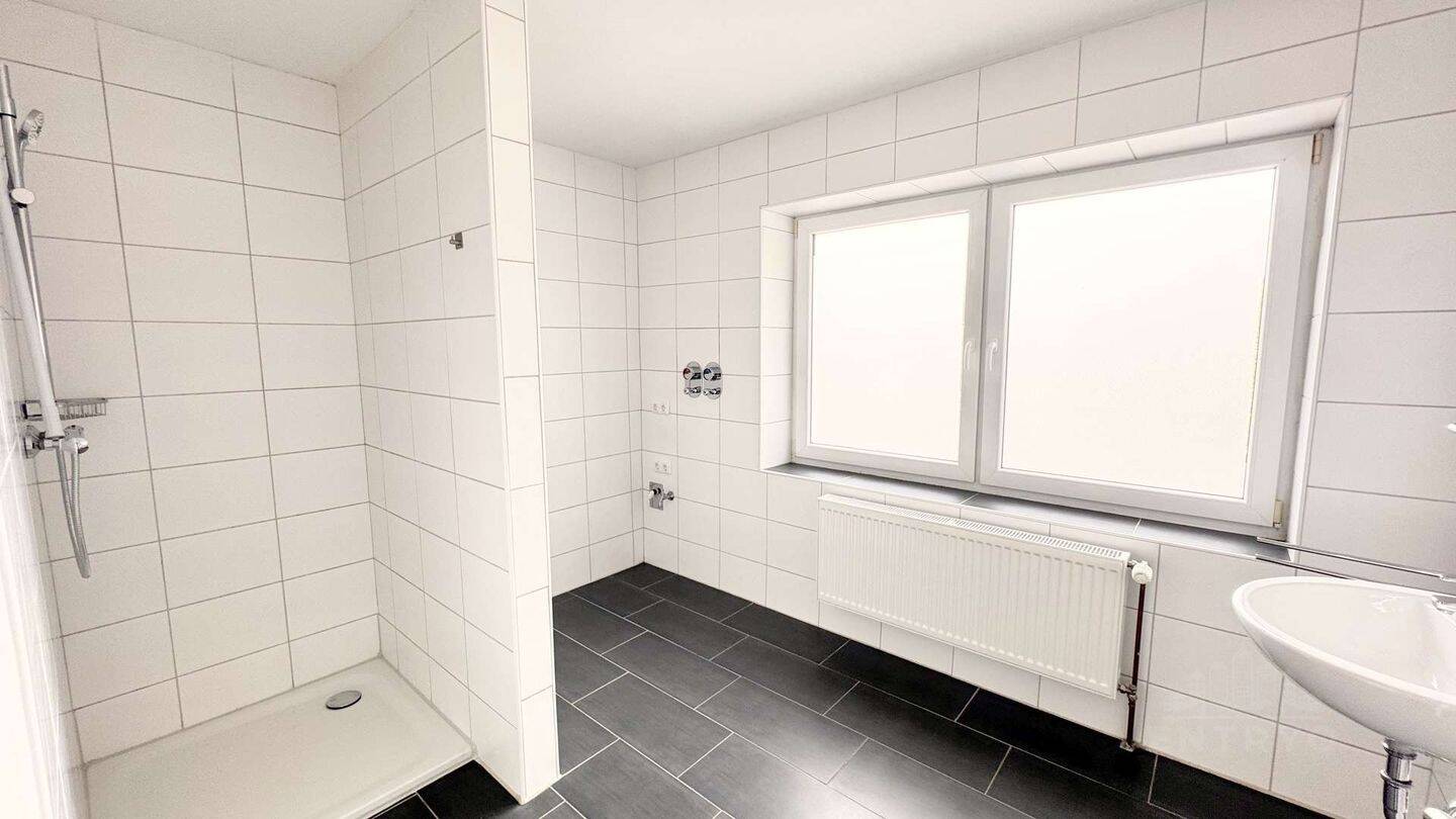 Helle 2-Zimmer-Wohnung mit Balkon & Gäste-WC in zentraler Lage von Friedeburg, 26446 Friedeburg