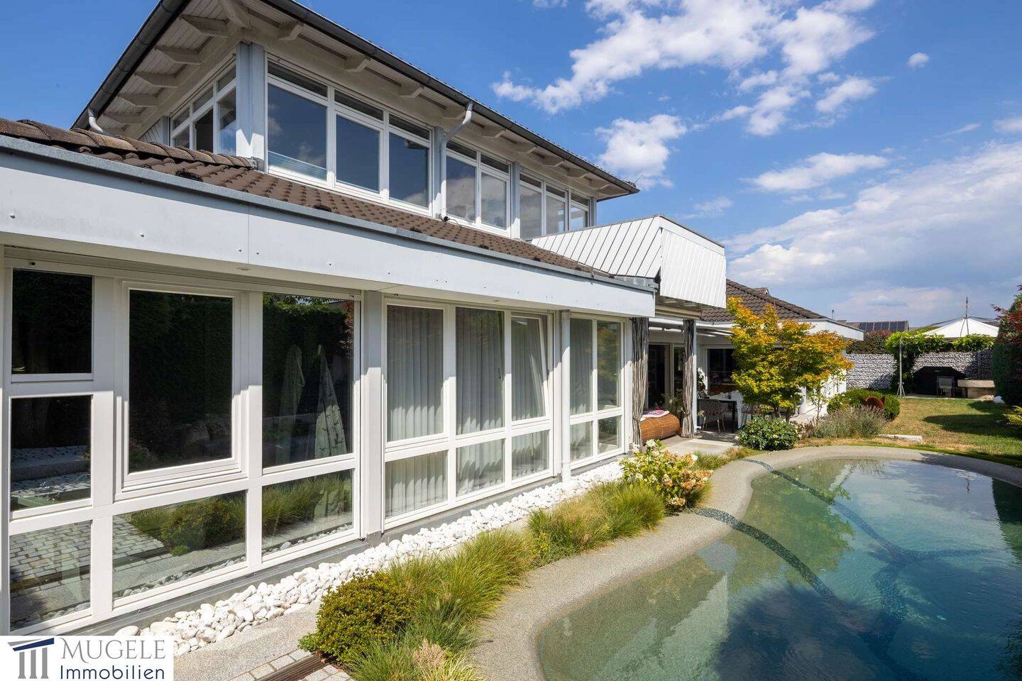 Exklusives Wohnen im Bungalowstil – Freistehendes Einfamilienhaus mit Pool in Nufringen, 71154 Nufringen