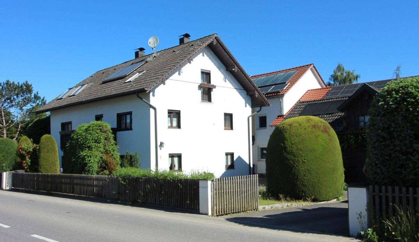 Gepflegtes, familienfreundliches Haus mit ca. 239 m² Wohnfläche und Baugrund in Osterhofen / Göttersdorf, 94486 Osterhofen