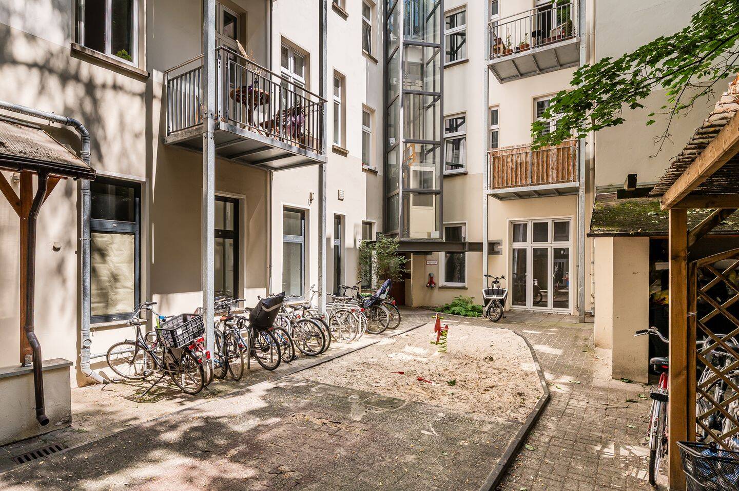 Kernsanierte Altbauwohnung vereint mit modernstem Wohnkomfort – 10439 Berlin – Vorschaubild 10