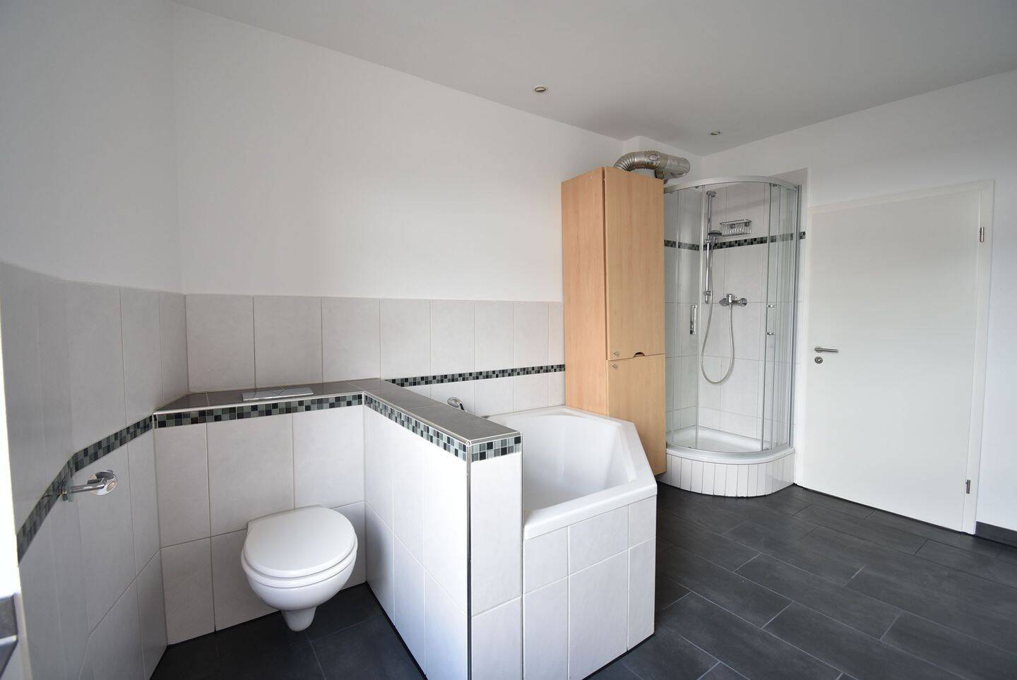 Lorettostraße! Renovierte 2-Zi-Altbau-Whg mit Balkon zu vermieten – 40219 Düsseldorf – Vorschaubild 3