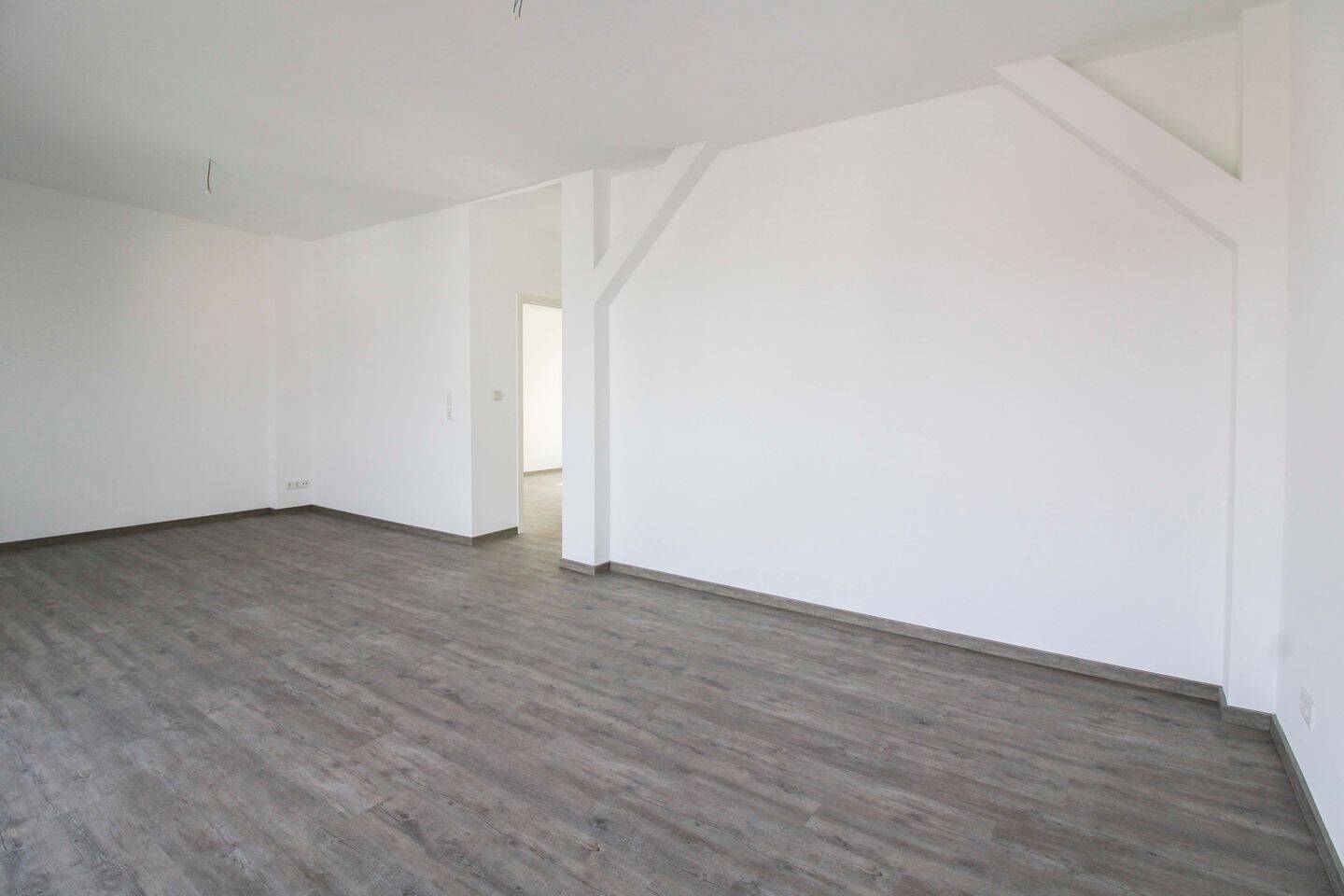 Sofort bezugsfrei: Frisch renovierte Dachgeschosswohnung (ohne Aufzug) im Altbau mit großem Balkon – 13189 Berlin – Vorschaubild 3