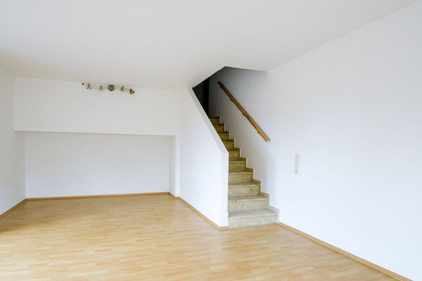 Charmante Maisonette-Wohnung mit neuer Einbauküche und Dachterrasse in Kreyenbrück – 26133 Oldenburg (Oldb) – Vorschaubild 3