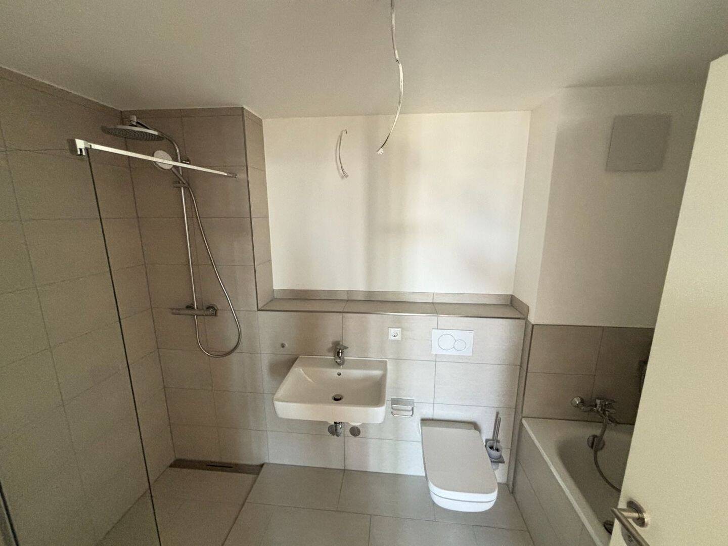 ERSTBEZUG! Coole 3-RW mit Ankleide, Wanne & Dusche, EBK und mehr !!! – 1159 Dresden – Vorschaubild 3