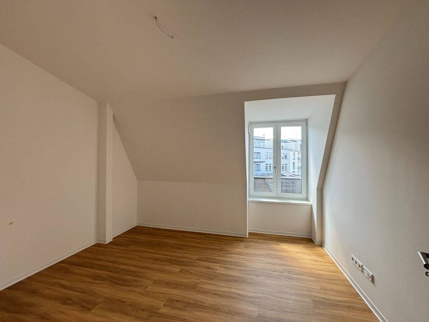 ERSTBEZUG! Coole 3-RW mit Ankleide, Wanne & Dusche, EBK und mehr !!! – 1159 Dresden – Vorschaubild 4
