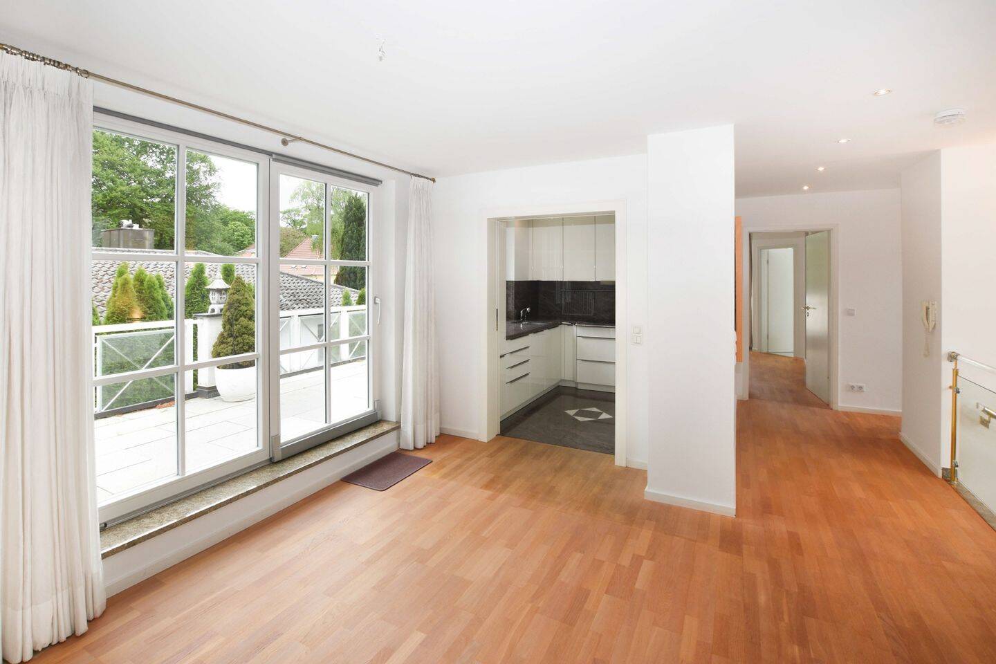 AIGNER – Lichtdurchflutete Dachgeschosswohnung mit separatem Hobbyraum am Pasinger Stadtpark – 81243 München – Vorschaubild 2