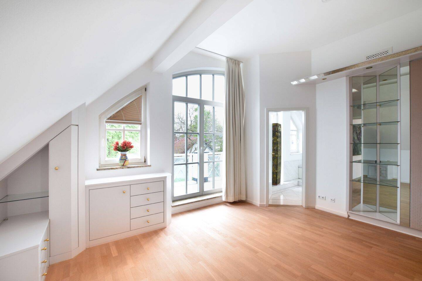 AIGNER – Lichtdurchflutete Dachgeschosswohnung mit separatem Hobbyraum am Pasinger Stadtpark – 81243 München – Vorschaubild 4