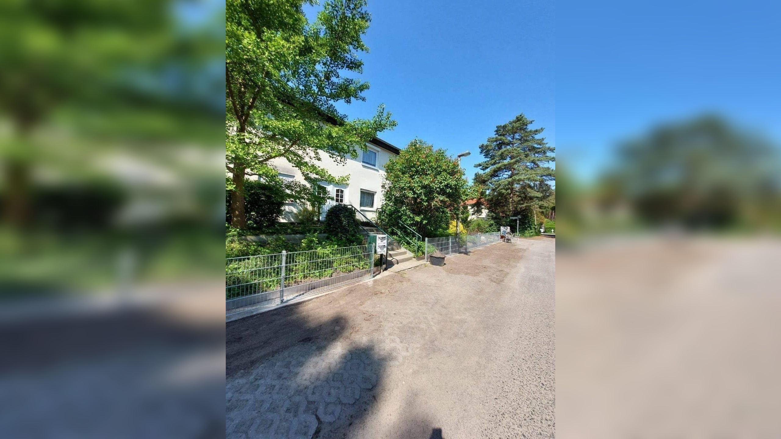 Provisionsfreie 3 Zimmer, Küche, großes Bad, Abstellraum, Terrasse, eingezäunter Garten, Keller, Waschkeller, eigene separate Tiefgarage ! – 12527 Berlin – Vorschaubild 2