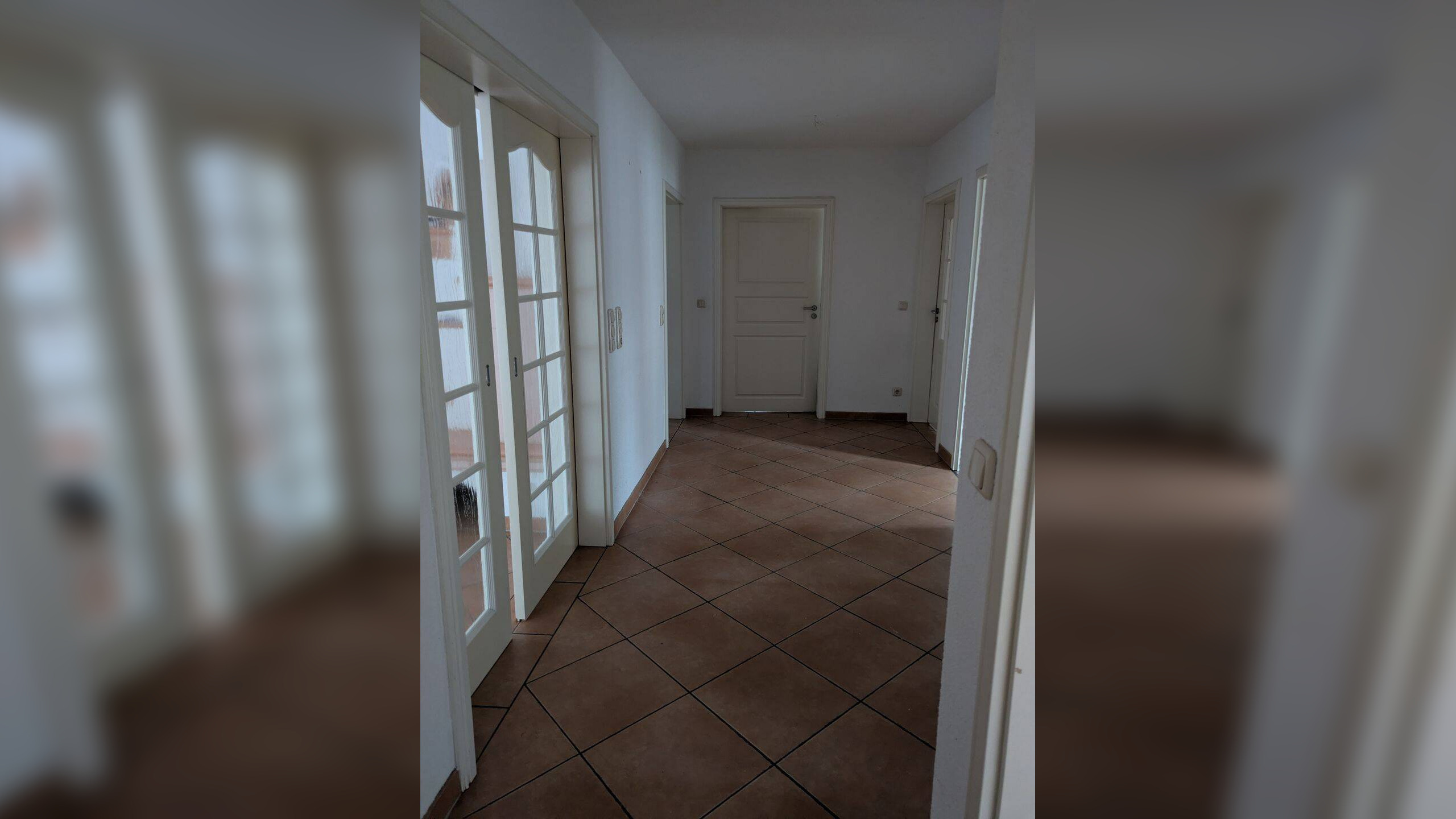 Großzügige EG-Wohnung in Schwabach mit Kachelofen, Terrasse & Hausmeisterservice – 91126 Schwabach – Vorschaubild 2