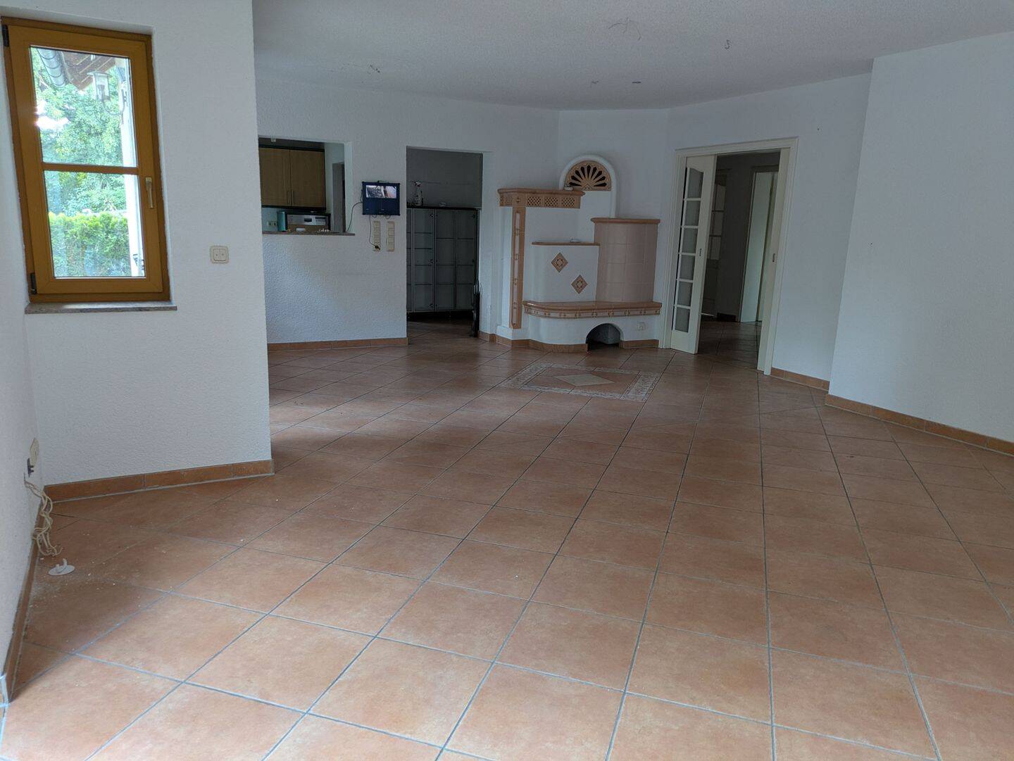 Großzügige EG-Wohnung in Schwabach mit Kachelofen, Terrasse & Hausmeisterservice – 91126 Schwabach – Vorschaubild 5