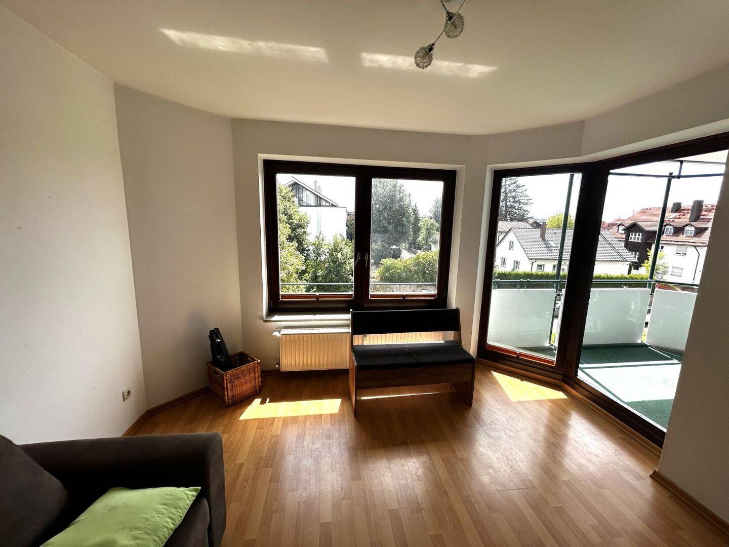 Gemütliche 3-Zimmerwohnung in S-Bahnhofnähe mit Süd-Balkon…. – 82008 Unterhaching – Vorschaubild 2