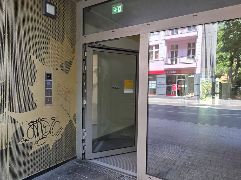 2-Zimmer-Wohnung in Berlin: Aufzug und Blick zum WISTA – 12489 Berlin – Vorschaubild 4