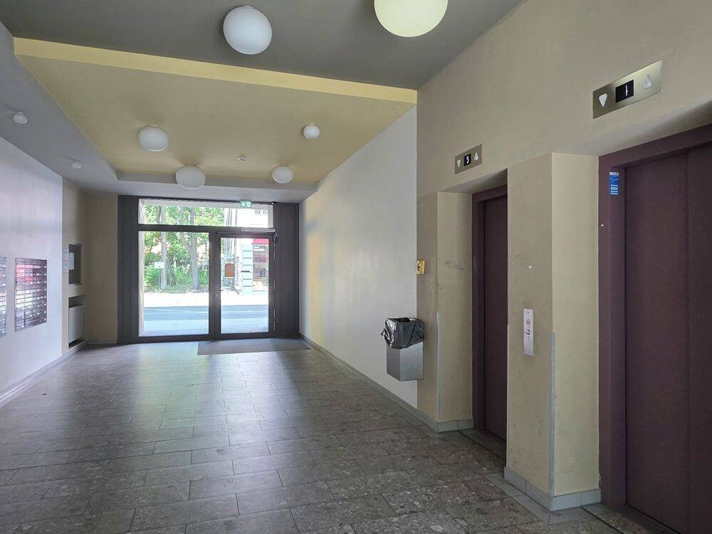 2-Zimmer-Wohnung in Berlin: Aufzug und Blick zum WISTA – 12489 Berlin – Vorschaubild 5