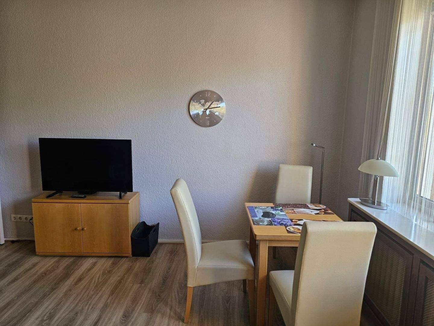 Gepflegte 2 Zimmerwohnung mit Sonnenbalkon und Tageslichtbad – 0172-3261193 – 13581 Berlin – Vorschaubild 4