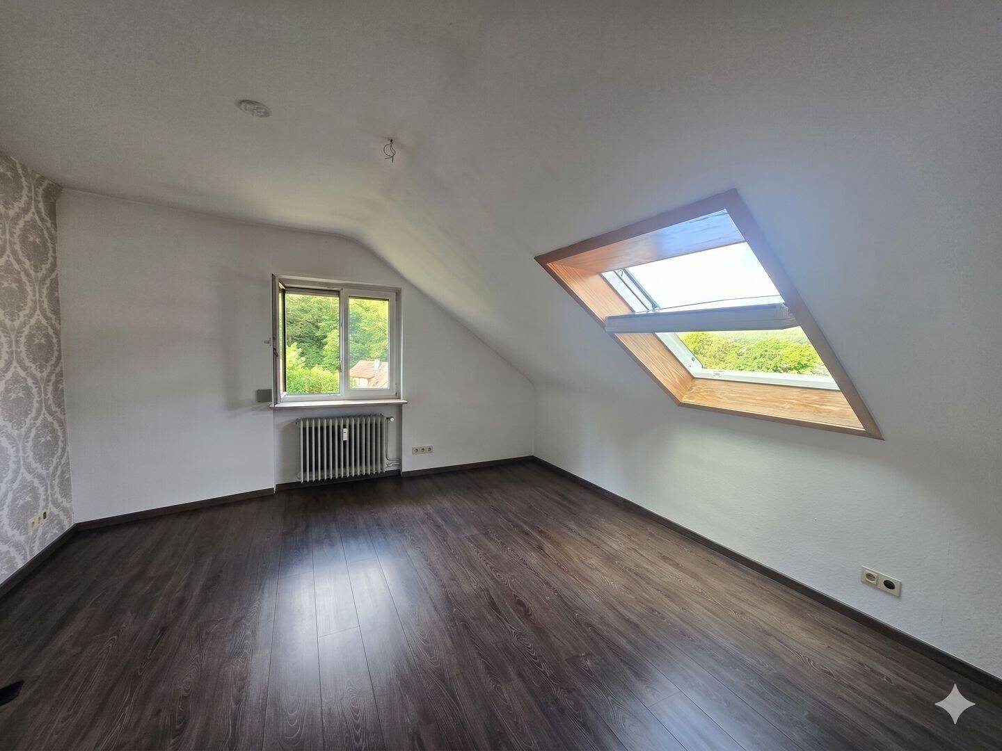 Lieblingsplatz über den Dächern: Gemütliche DG-Perle mit Traumaussicht und Balkon in Stuttgart-Süd – 70199 Stuttgart – Vorschaubild 2