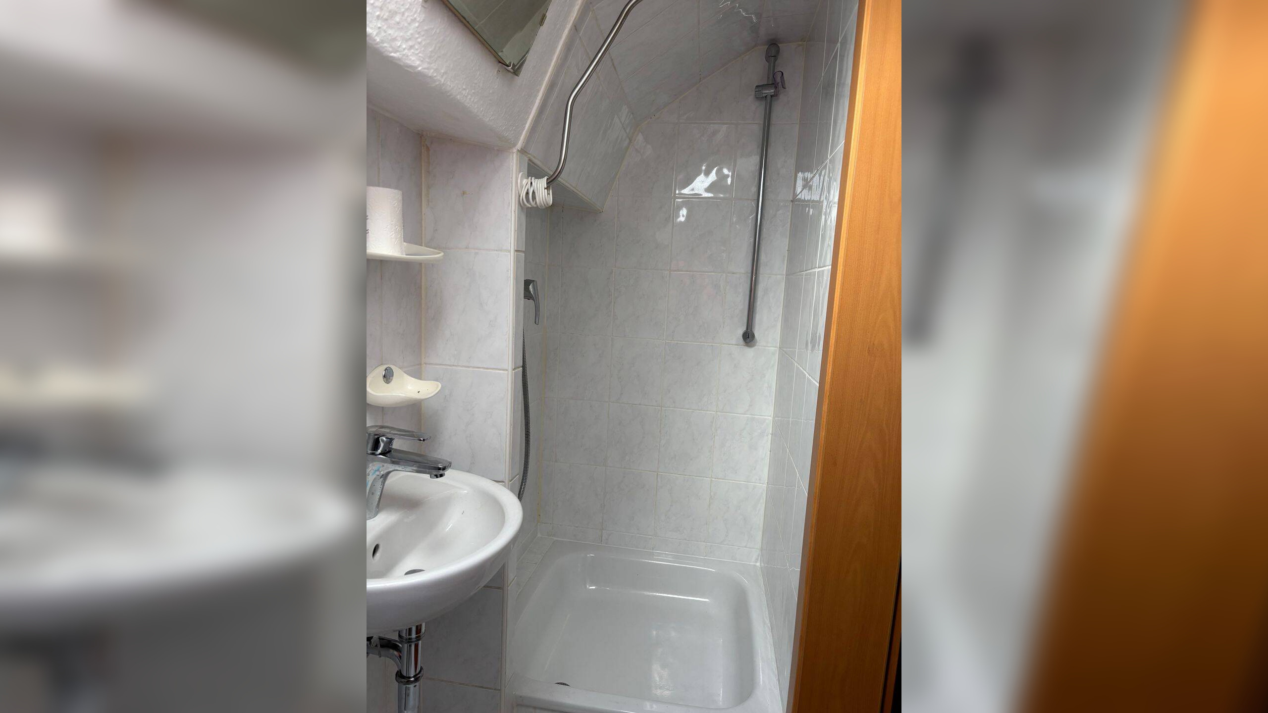 Möbliertes DG-Zimmer im schönen Allach – 80999 München – Vorschaubild 2