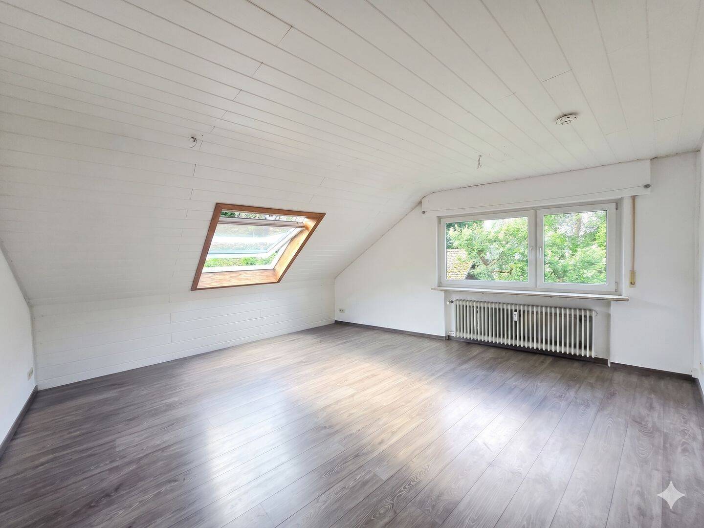 Lieblingsplatz über den Dächern: Gemütliche DG-Perle mit Traumaussicht und Balkon in Stuttgart-Süd – 70199 Stuttgart – Vorschaubild 4