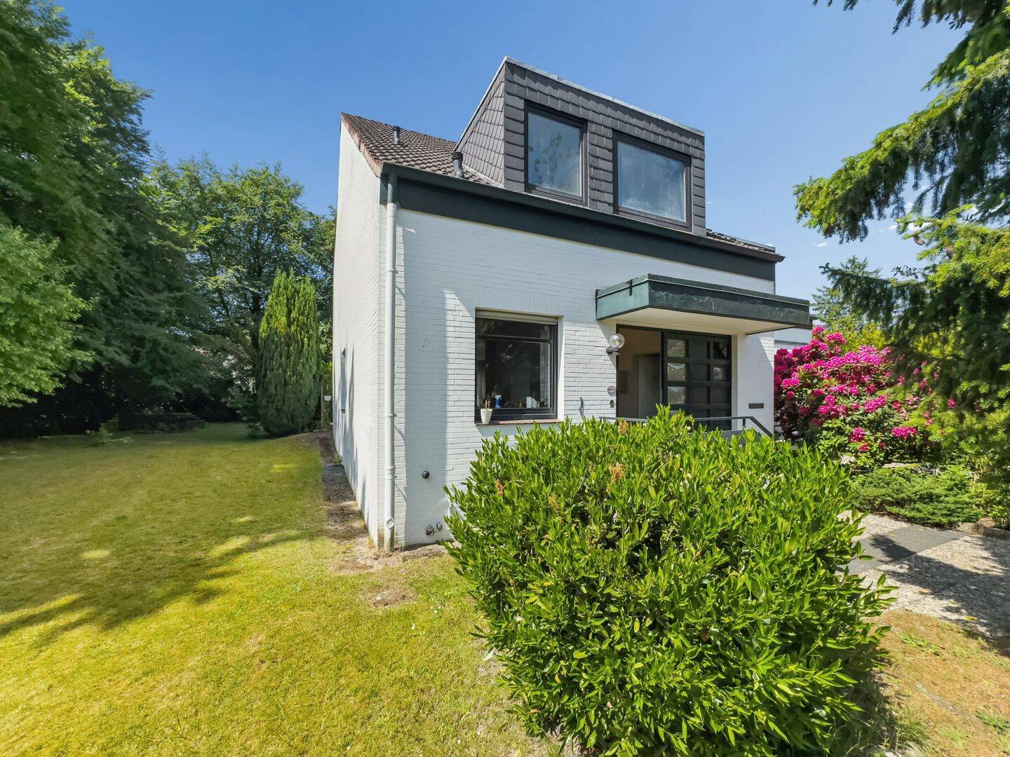 Parkähnliches Grundstück in Alt-Rahlstedt – großzügige Doppelhaushälfte mit Kamin, Loggia und Garage – 22149 Hamburg – Vorschaubild 2